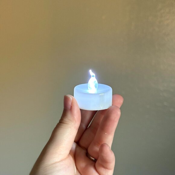 Box full of electric candles ( flameless tealight candles) - Picture 2 of 2